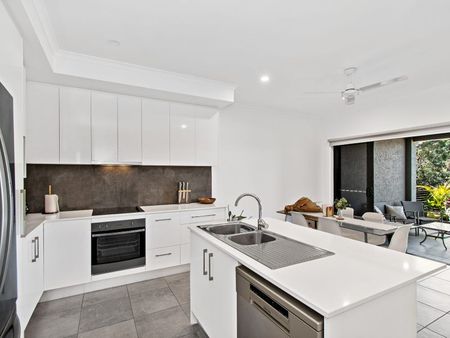 125 Riveredge Boulevard, Oonoonba QLD 4811 - House For Rent | Domain - Photo 3