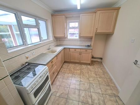 2 bedroom semi-detached house to rent - Photo 5