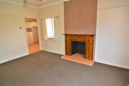 FAMILY HOME WITH GREAT GARAGING - Photo 2