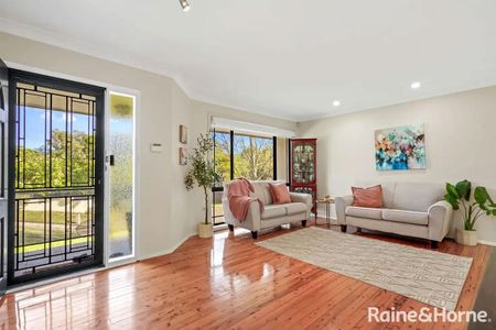 Spacious Five-Bedroom Family Home with Pool in Peaceful Cul-de-Sac - Photo 2