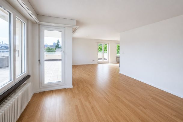 Wohnen wie im Einfamilienhaus - Grosszügige 4.5-Zi.-Attikawohnung mit grosser Terrasse - Photo 1
