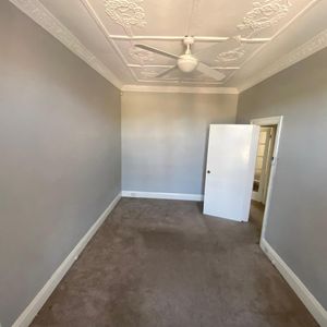 Spacious Apartment | Prime Location - Photo 2