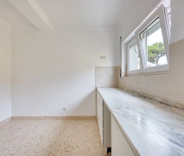 Refurbished 2-Bedroom Apartment in a Quiet Residential Area - Torre... - Photo 5