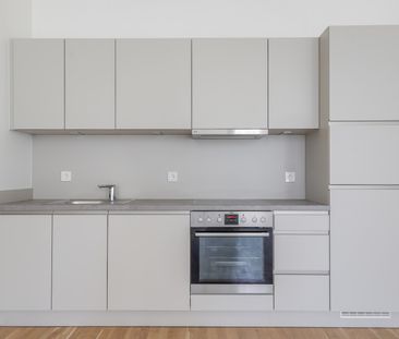 Lichtdurchflutetes Wohnambiente mit Loggia und moderner Einbauküche - Foto 1