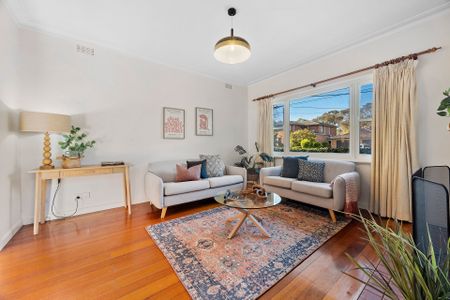 Character, Comfort and Lifestyle in Prime Glen Iris Location - Photo 2