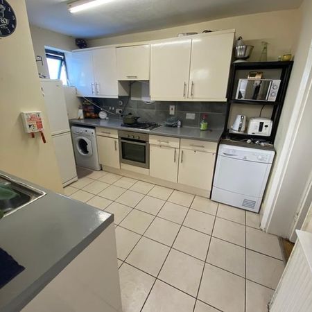 Room in a Shared House, Somerby Road, IG11 - Photo 4