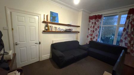 Room 3, Lucas Street, Woodhouse, Leeds, LS6 2JD - Photo 3