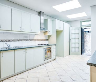 Unfurnished Cosmopolitan Terrace in City Fringe - Photo 3