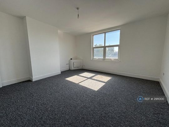 3 bedroom flat to rent - Photo 1