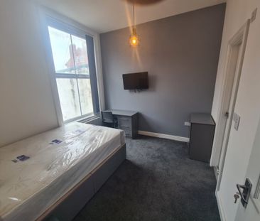 4 Bed - Flat 1, 47 Clarendon Road, Woodhouse, Leeds - LS2 9NZ - Stu... - Photo 4