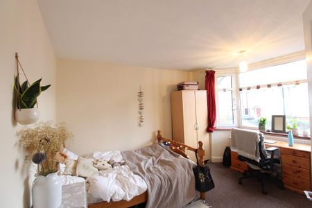4 bedroom semi-detached house to rent - Photo 5