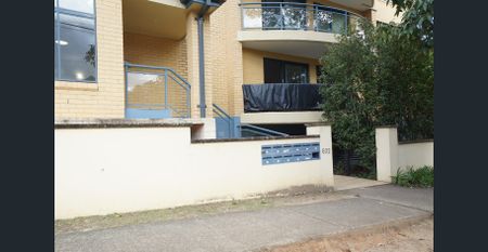 Spacious Modern Two Bedroom Apartment in heart of Eastwood. - Photo 2