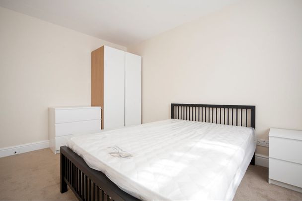 Room in a Shared House, Mulberry Way, IG6 - Photo 1