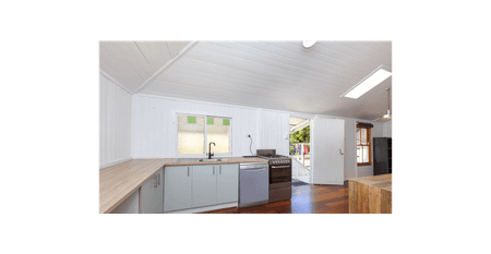 Quaint Queenslander in great location of Wynnum - Photo 2