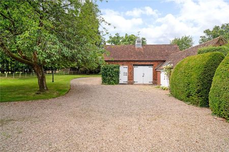 A prestigious five-bedroom family home, ideally situated in the tranquil area of Solihull, set amidst acres of expansive land. - Photo 5