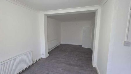 Chepstow Gardens, Southall, UB1 - Photo 2