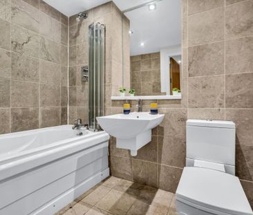 3 bedroom flat to rent - Photo 4