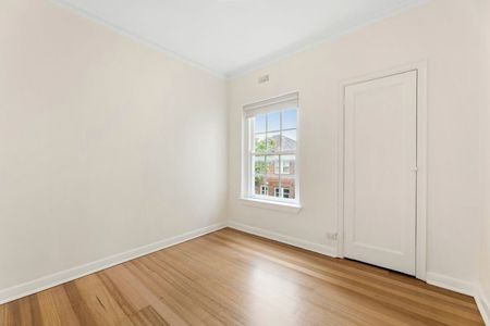 LARGE TWO BEDROOM ART DECO APARTMENT - Photo 5