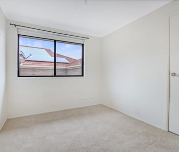 Spacious Family Living Close to Shellharbour Village - Photo 3