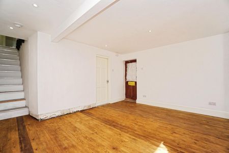 5 bedroom House To Let - Photo 2