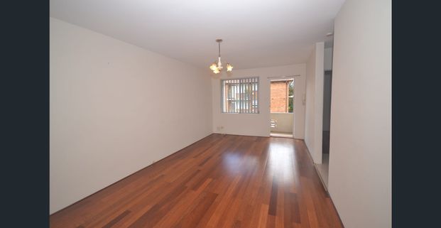 Well-maintained with floorboards - Photo 1