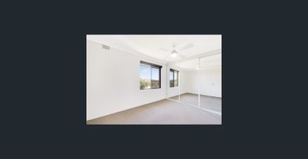 Enormous, top floor, 2 bedroom recently painted apartment - Photo 3