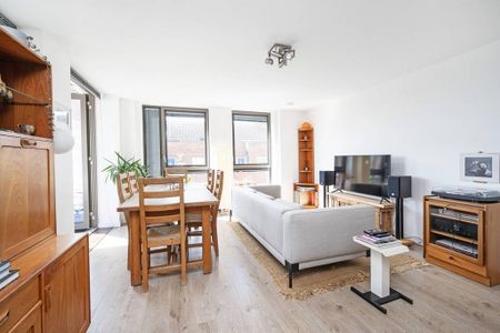 2 bedroom flat to rent - Photo 2