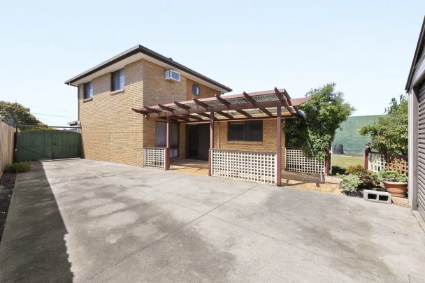 Spacious 5 Bedroom Family Home awaits! - Photo 1