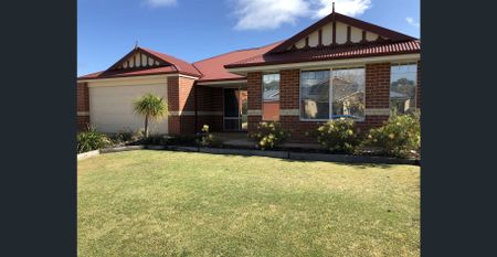 Large Beautiful Family Home! - Photo 3