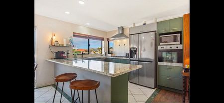 Beautiful house with view and close to Airport - Photo 5