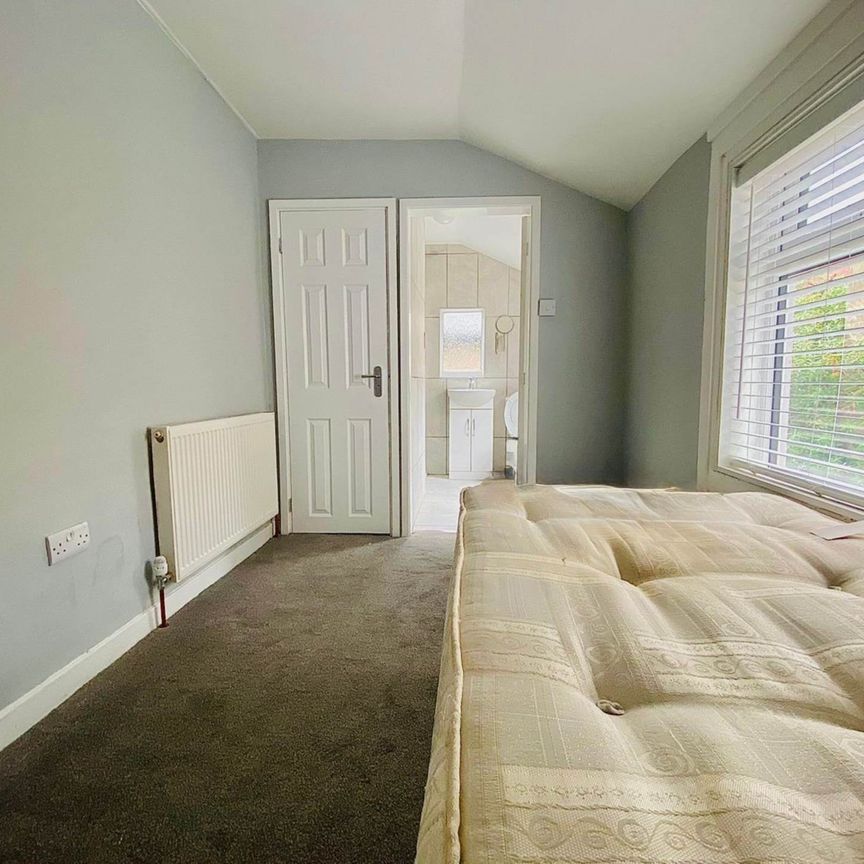 Price £550 pcm - Available 22/01/2026 - Furnished - Photo 1