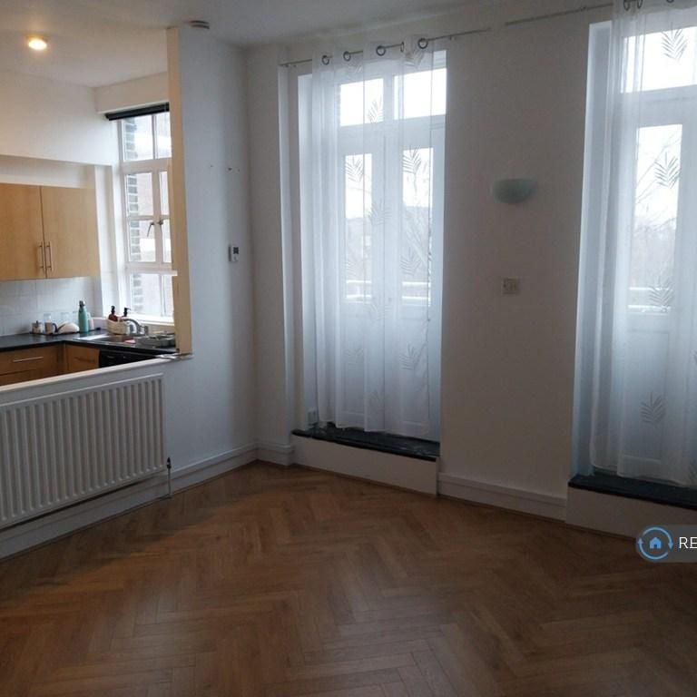 3 bedroom flat to rent - Photo 1