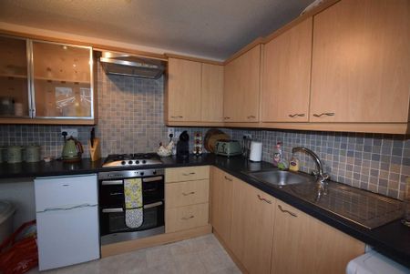 2 bedroom semi-detached house to rent - Photo 5