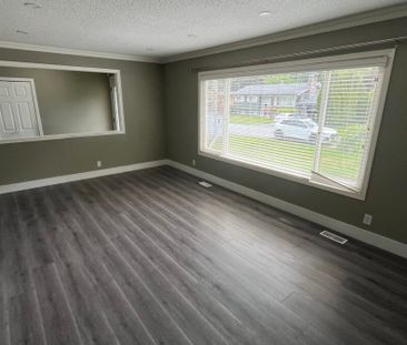 Charming 3 Bedroom Upper - Photo 6