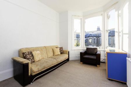 located on the top floor and perfect for 3 sharers and close to a tube station - Photo 3