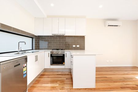 2/4 York Street, Pascoe Vale South VIC 3044 - Photo 5