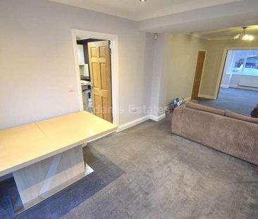 Erleigh Court Gardens, Reading, RG6 - Photo 2