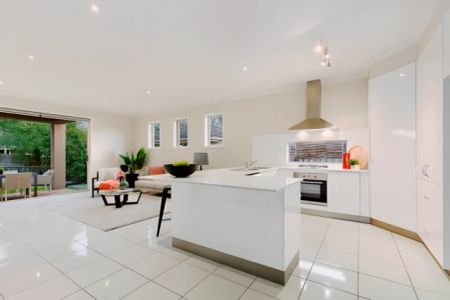 5 Bed, 2 Bath - Photo 4