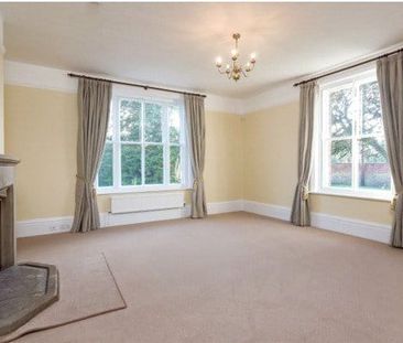 A detached period family house on the edge of village in North Oxfo... - Photo 3