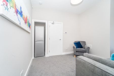 3 bedroom flat to rent - Photo 2