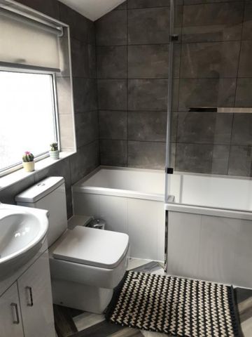 3 bedroom Flat To Let - Photo 3