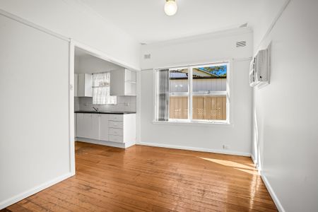 Spacious Three Bedroom Home! - Photo 2