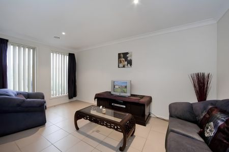 35 Drysdale Crescent, Point Cook VIC, Belconnen - Photo 2