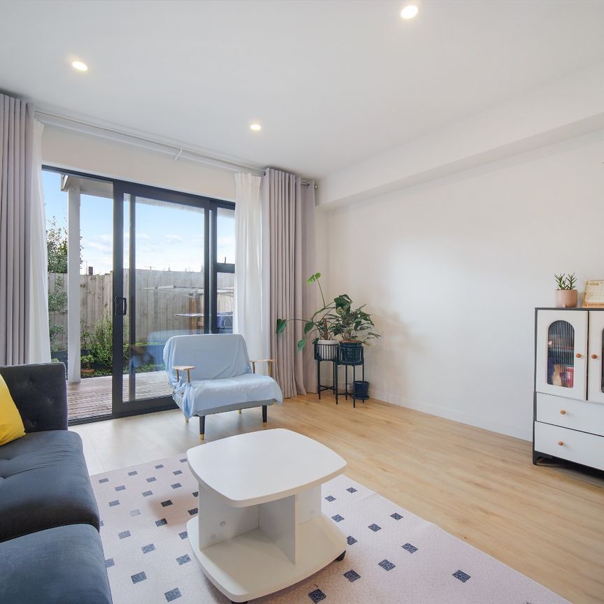 Modern, Low-Maintenance Living in Sought-After Te Atatū Peninsula - Photo 1