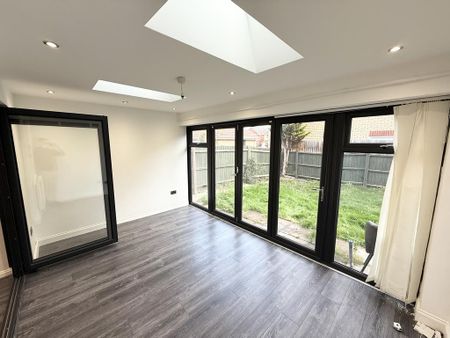 5 bedroom detached house to rent - Photo 3