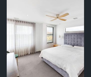 SPACIOUS LIGHT FILLED FAMILY HOME - Photo 3