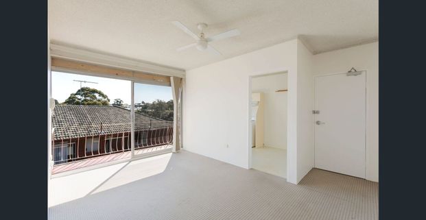 Charming top-floor apartment - Photo 1