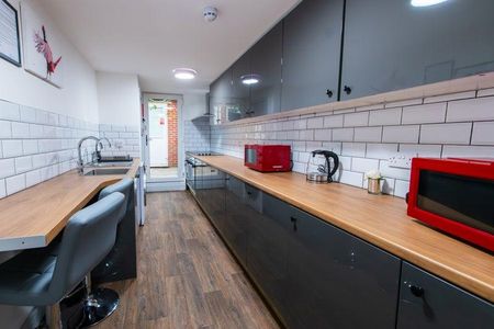 6 bedroom terraced house to rent - Photo 4