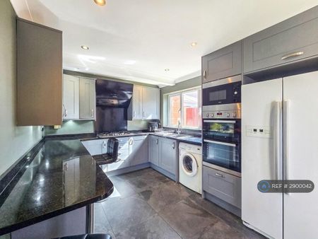 2 bedroom semi-detached house to rent - Photo 2