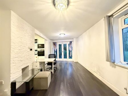 3 Bedroom House - Mid Terrace To Let - Photo 2